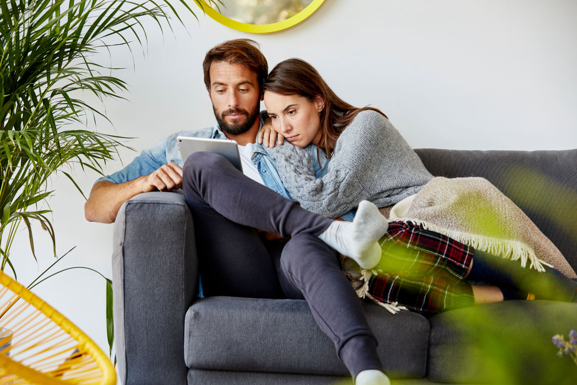 image-couple-with-tablet